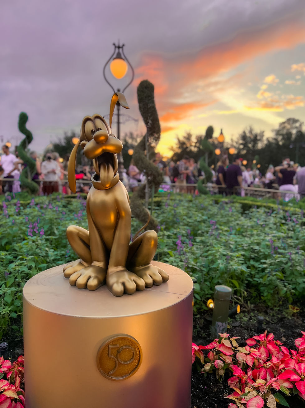 Statue dorée du chien Pluto à Disney World