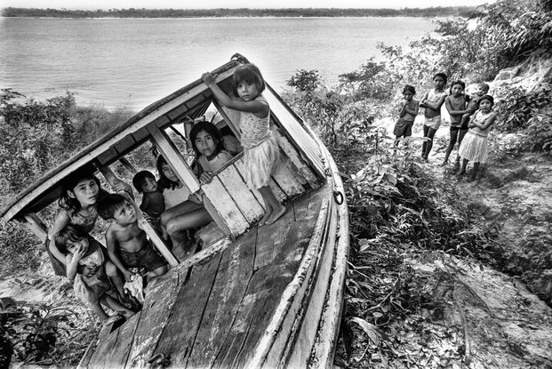 02 - Crianças Assuriní. Rio Trocará, próximo a Tucuruí-PA