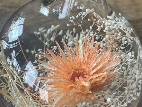 Glaskugel gefüllt mit Trockenblumen