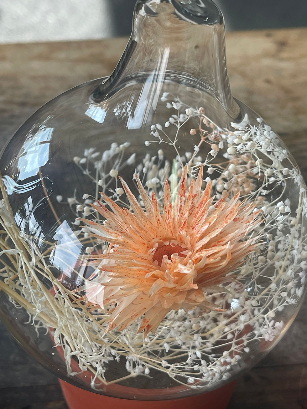 Glaskugel gefüllt mit Trockenblumen