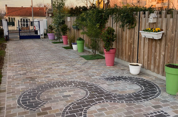 Pavé en grès Kandla multicouleur et triskel breton