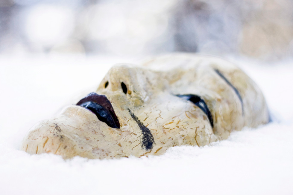Maske im Schnee