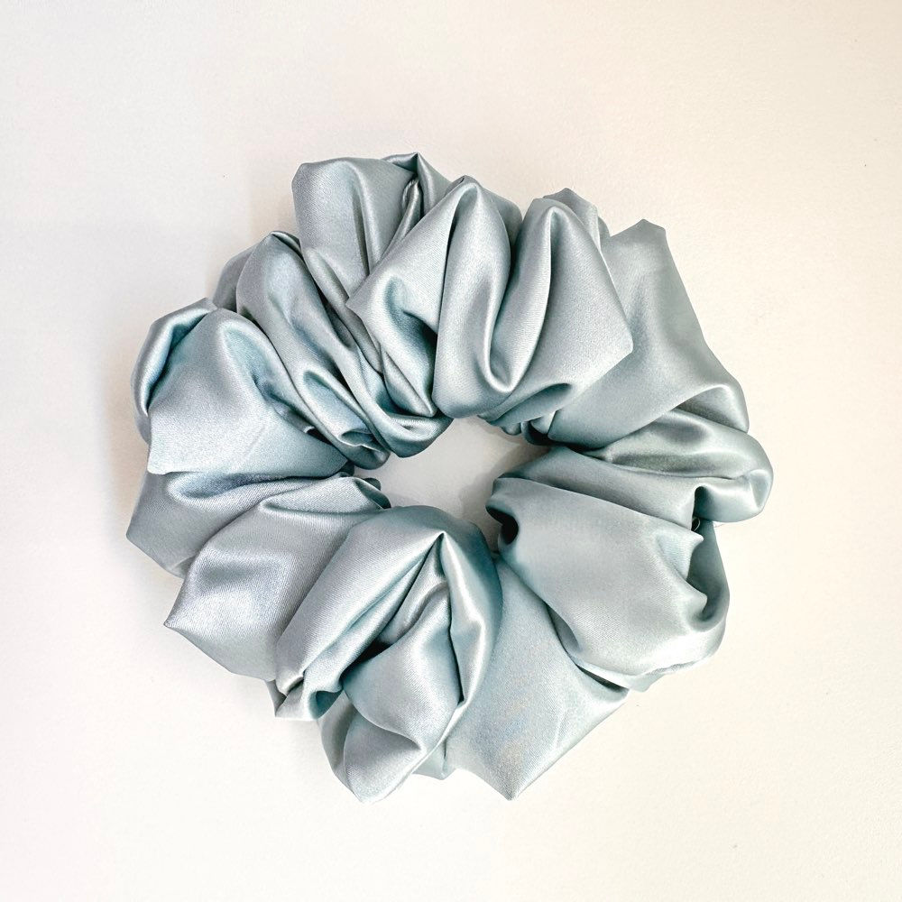 Chouchou taille XL bleu bébé en satin