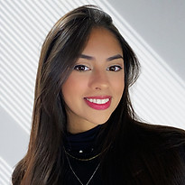 Foto de rosto da psicóloga Letícia Bassi sorrindo.