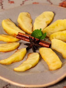 Maçãs grelhadas com especiarias, receita do livro Ayurveda & Nutrição Plant Based
