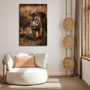 Foto van een knusse woonkamer met een tijgerfoto op de muur.