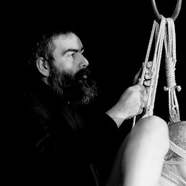 foto di Davide La Greca impegnato in una performance di shibari