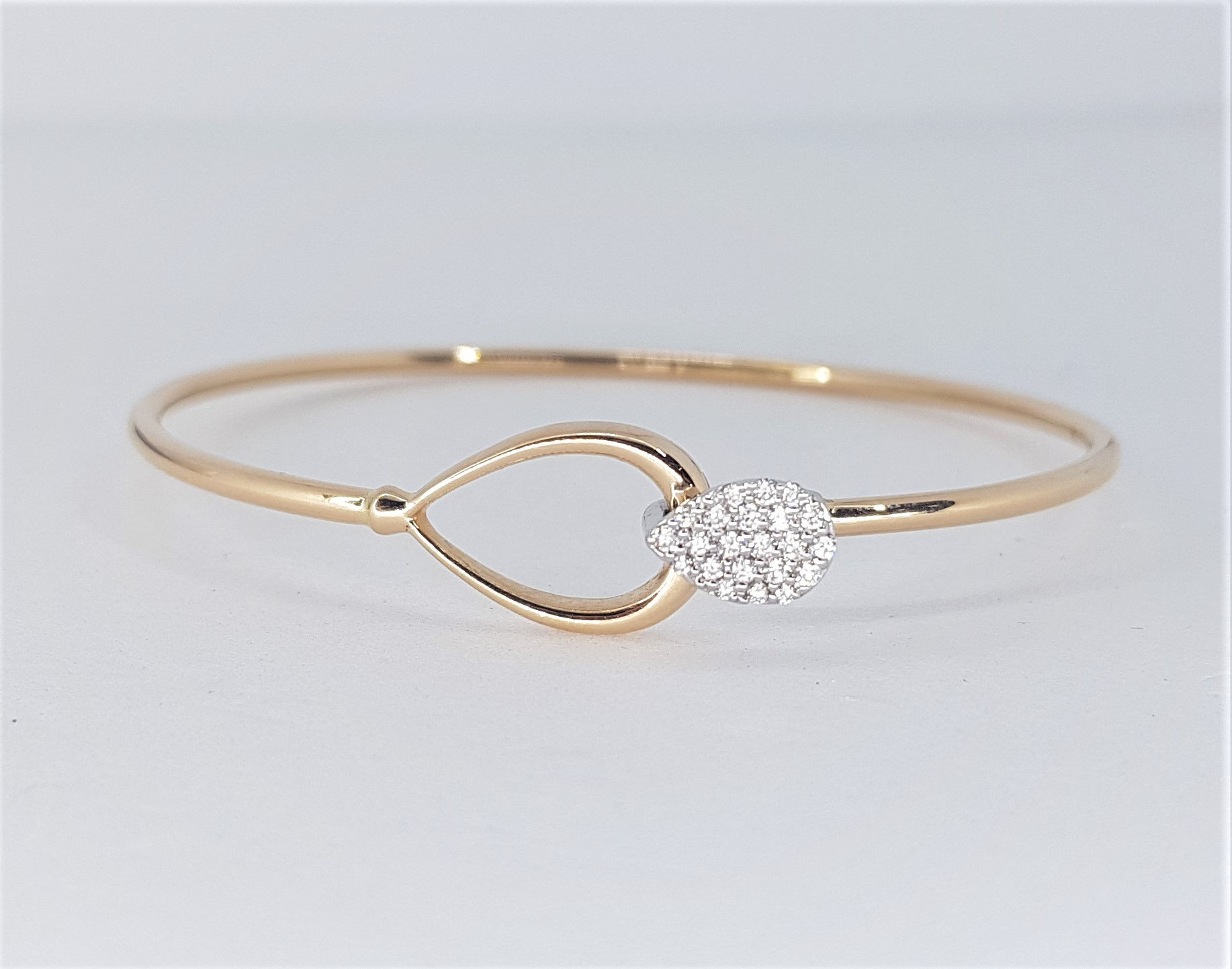 18K Gold Pear Shaped Sublte Bracelet
