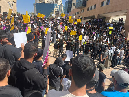 الآلاف في بئر السبع يهتفون: "نريد إعمار النقب لا هدمه" – مظاهرة العزة والكرامة دفاعًا عن حق السكن والحياة الكريمة