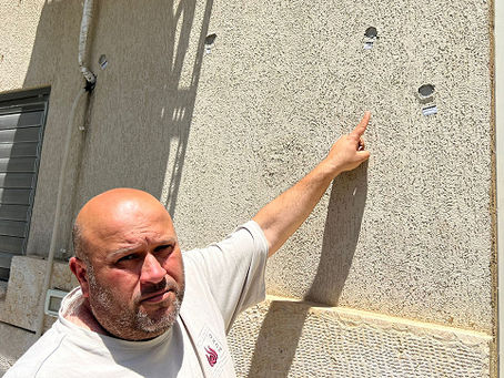 صفوت عواودة من كفر كنا يحتجّ بعد استهداف منزله بالرصاص: العنف خرج عن السيطرة