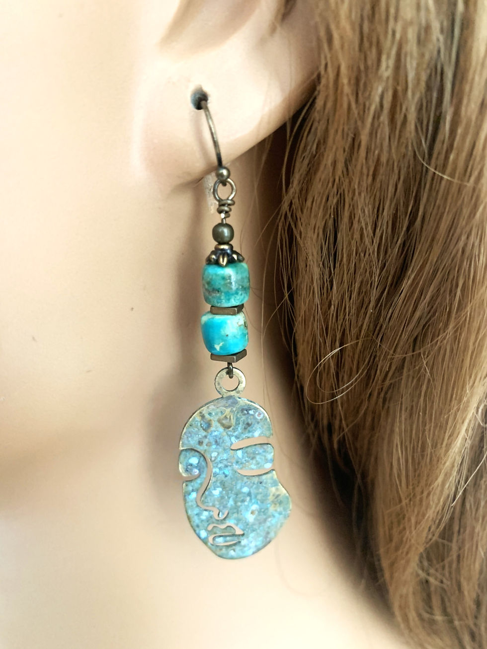 Thumbnail: Turquoise beaded dangle earring with textured blue pendant