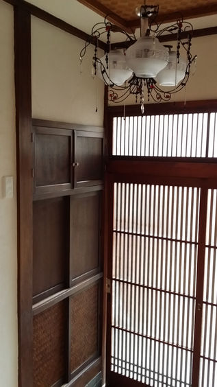 玄関はシックな趣に！
