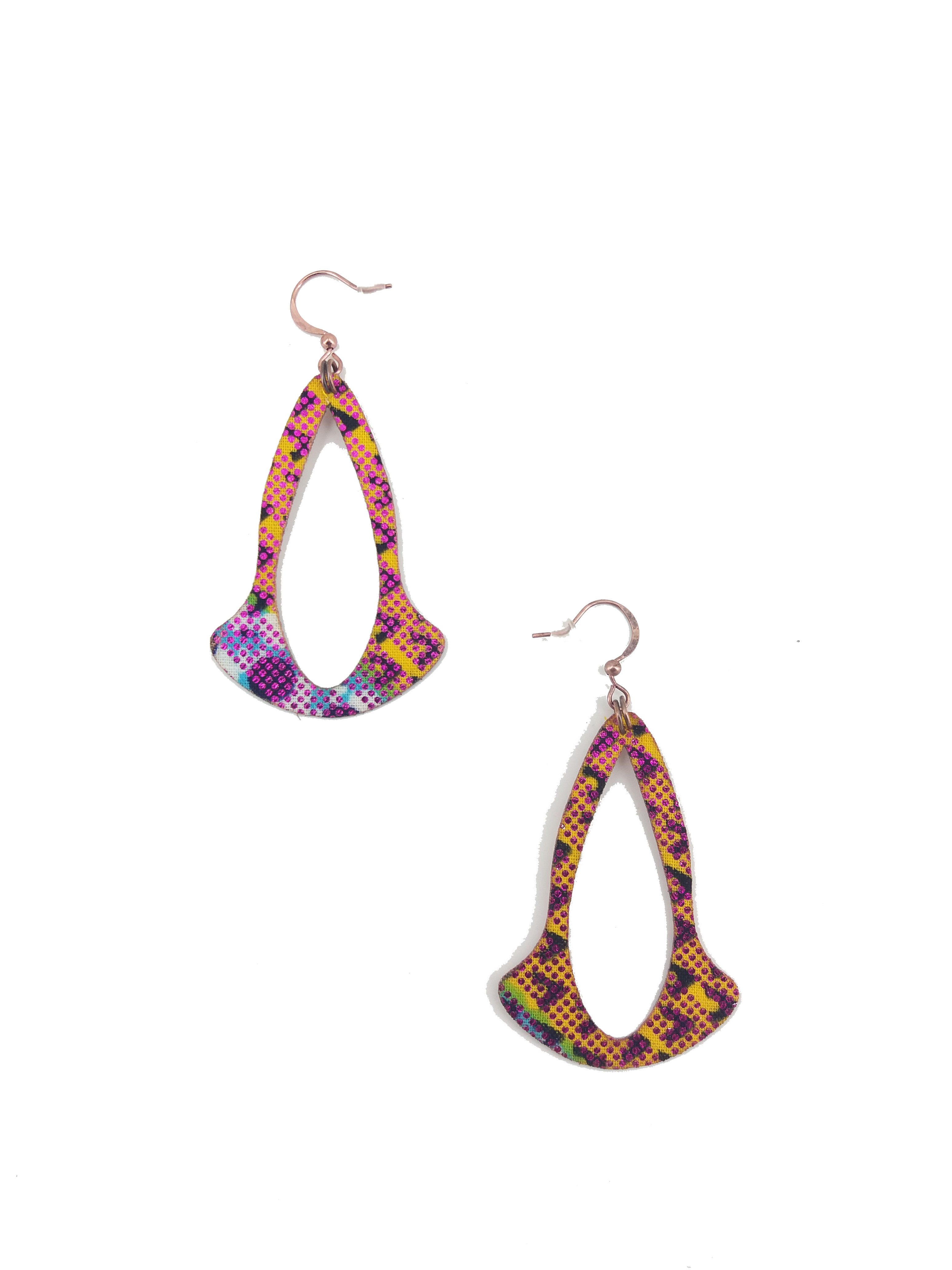 Boucles d'oreilles en wax, découpe touareg, wax jaune, bleu et blanc avec reflet