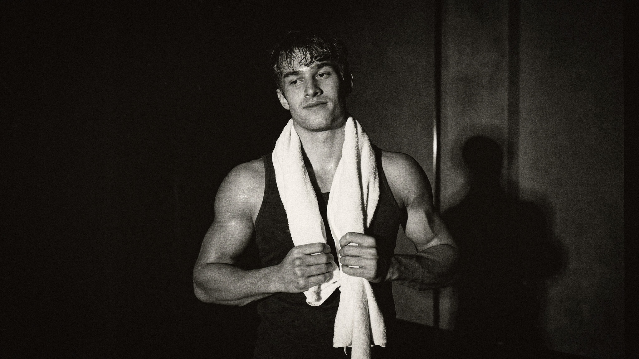 Sportler mit Handtuch nach dem Training