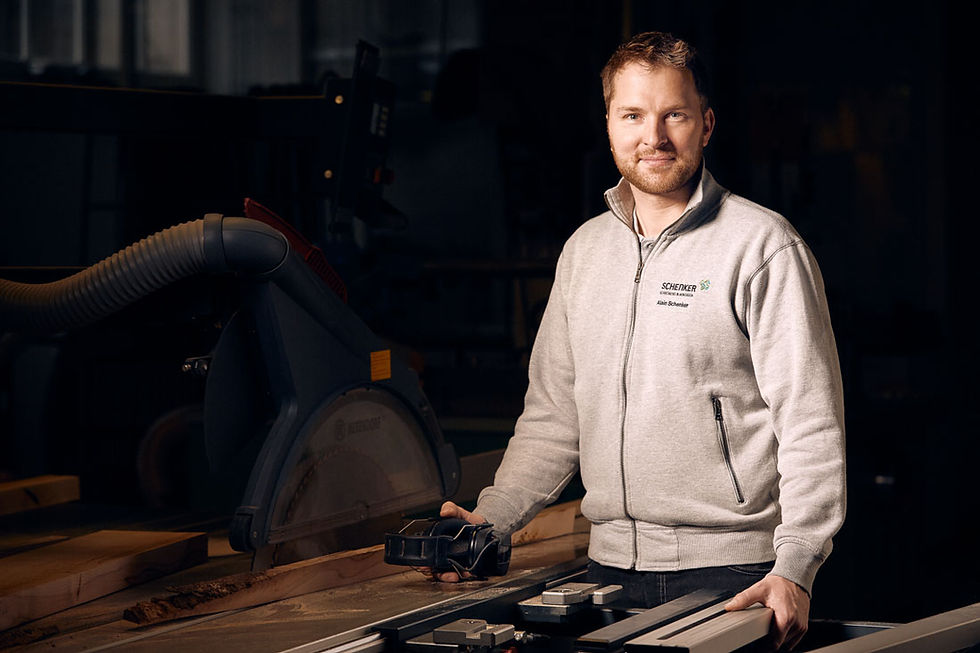 Portrait von Alain Schenker an einem Arbeitsgerät