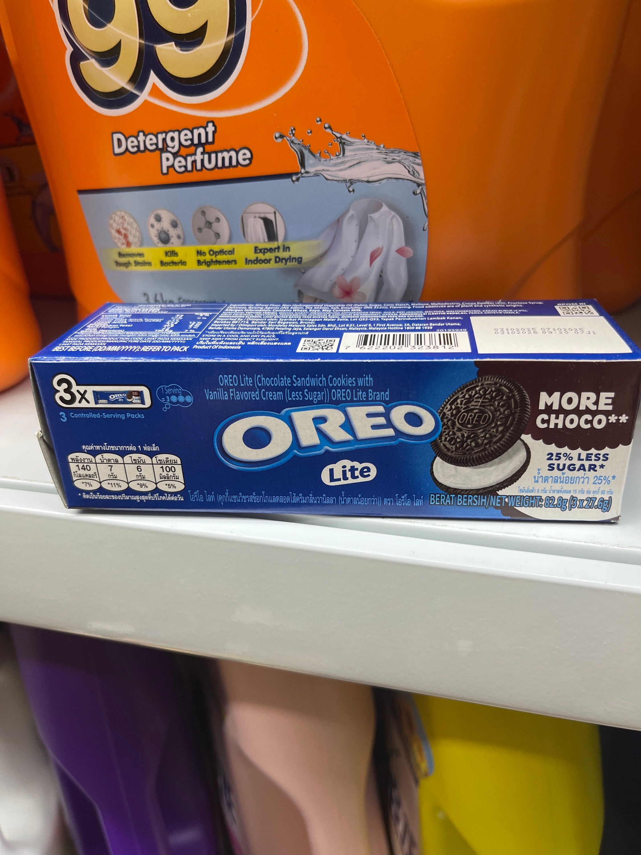 OREO 25% Less Sugar Sandwich Cookies 82.8g (3 x 27.6g)