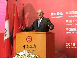 "Si dos adultos quieren vivir juntos y son del mismo sexo pues los felicito y les deseo buena v