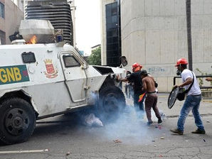 Tanqueta de la policía militar chavista arrolla a los manifestantes en Caracas