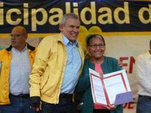 Castañeda entrega más de 900 títulos de propiedad en Villa el Salvador