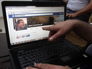 Creador de Facebook cubre la cámara de su computadora (y tú también deberías)