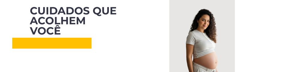 Uma frase dizendo Cuidados Que Acolhem Você com uma retângulo amarelo abaixo e ao lado uma mulher branca com de cabelo cacheados e gravida.