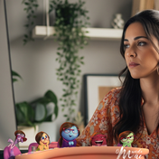 Uma mulher enfrente ao computador olhando pensativa e abaixo tem a ilustração da mesa de controle da mãe da Rilley do filme Divertidamente OutSide