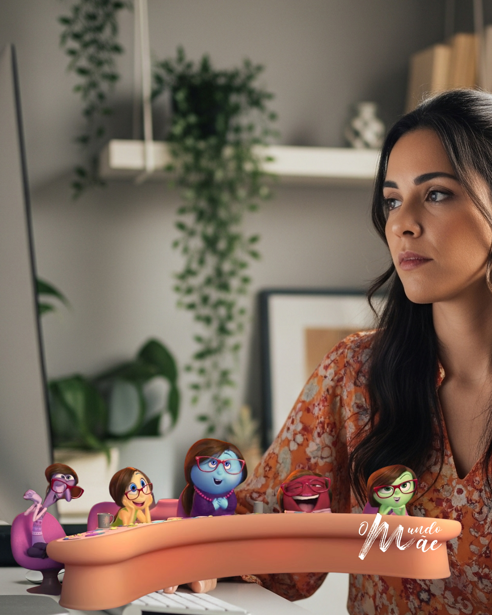 Uma mulher enfrente ao computador olhando pensativa e abaixo tem a ilustração da mesa de controle da mãe da Rilley do filme Divertidamente OutSide