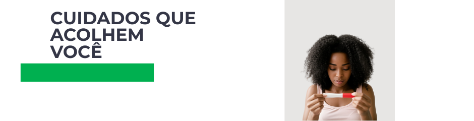 uma fase escrita Cuidados Que Acolhem Você com uma retagunlo verde abaixo e uma mulher negra de cabelos crespos até o ombro e com um teste de gravidez nas mãos.