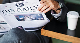 新聞を読んでいる