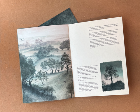 Boekje met illustraties van Stien van Kerckhoven en lay-out door Kim Timmermans getiteld 'De Heuvel die Opnieuw Verliefd werd'.
