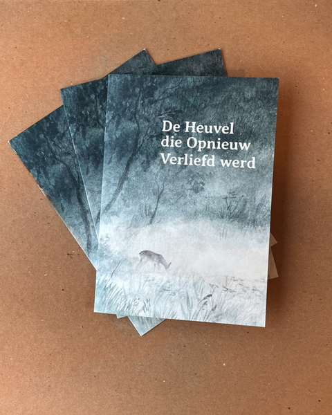 Boekje met illustraties van Stien van Kerckhoven en lay-out door Kim Timmermans getiteld 'De Heuvel die Opnieuw Verliefd werd'.
