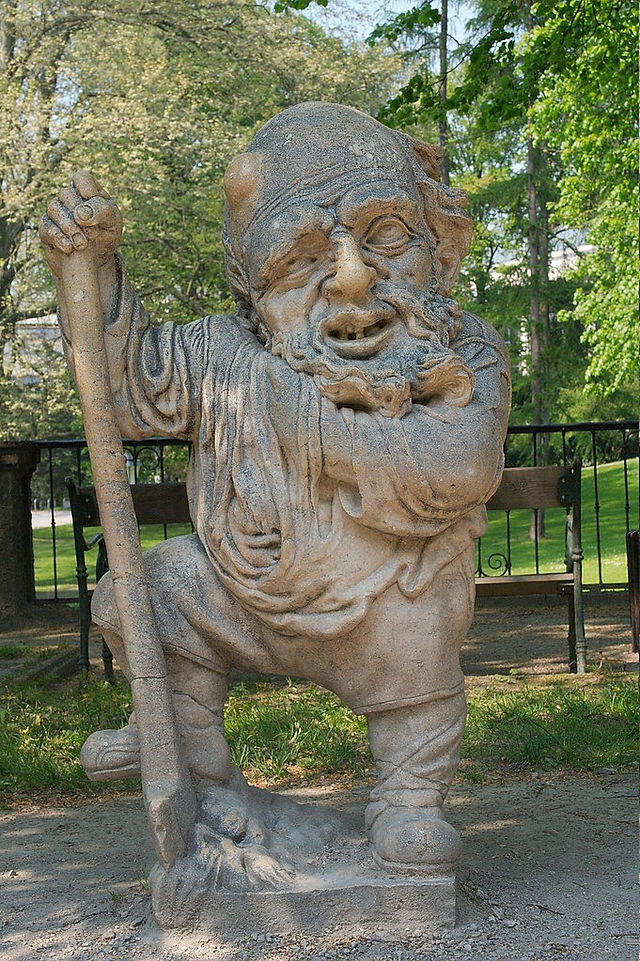 Der Zwerg mit dem Spaten symbolisiert den Beginn der Gartenarbeit