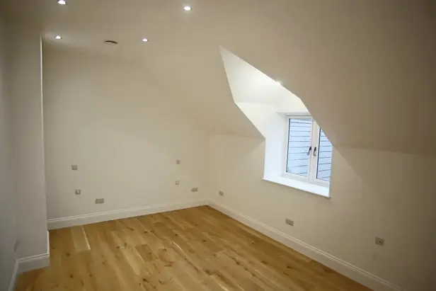 Working with our client in Normanton on soar to plaster multiple large 4 bedroom detached houses, MT Plastering & Professional Finishings have helped transform this space into a beautiful large bedroom with on suite and walk-in wardrobe.
Contact us to discuss your next project.