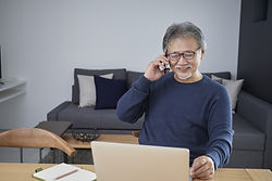 電子契約で不明な点をサポートセンターに問い合わせるオーナー様のイメージ