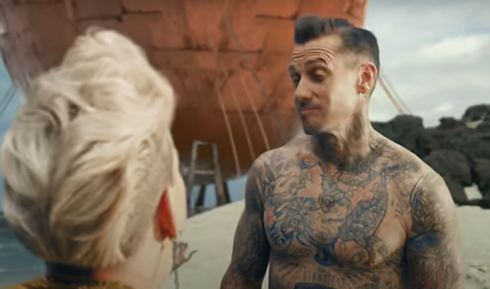 The artist Pink screams in Carey's face and Carey just looks calm like he's enjoying the breeze on his face