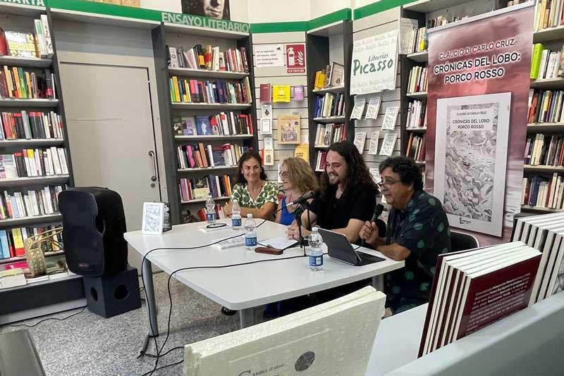 Presentación del libro "Crónicas del Lobo: Porco Rosso" con Begoña Cruz, ilustradora, Yolanda Cruz de Scripta Neo, Claudio Di Carlo Cruz, autor, y Jesús Pozo, periodista fotógrafo y padrino literario, en la librería Picasso de Almería.