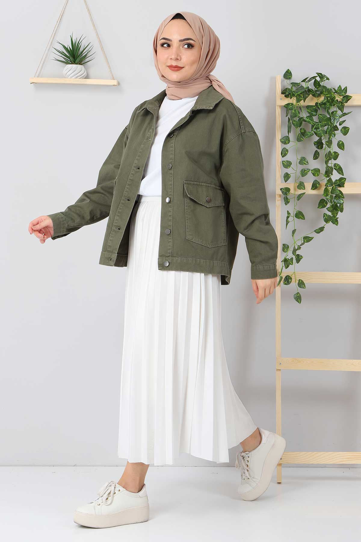 Women's khaki denim jacket with pockets