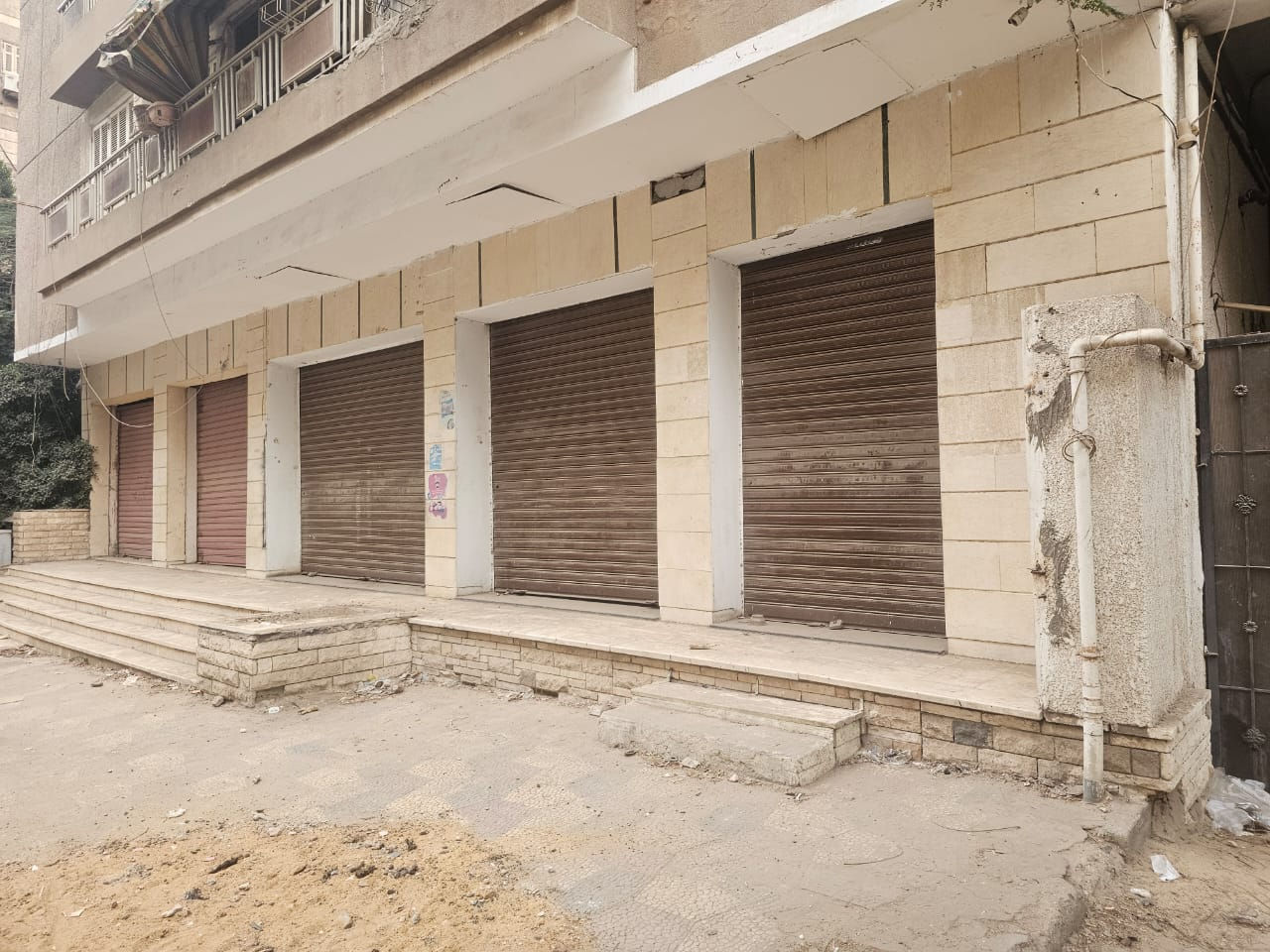 للبيع محلات ومخزن ومكتب في عقار واحد متفرع من شارع البطراوي 650 متر (5-036)