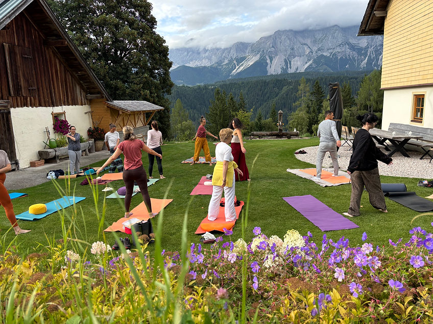 Stille & Chant Yoga Retreat, Mantra und Berg Retreat, Österreich Yoga Retreat, 2026, Renate Heiss, & Kathrin Millinger, Yoga- und Psychotherapie Zentrum, Pfarrkirchen