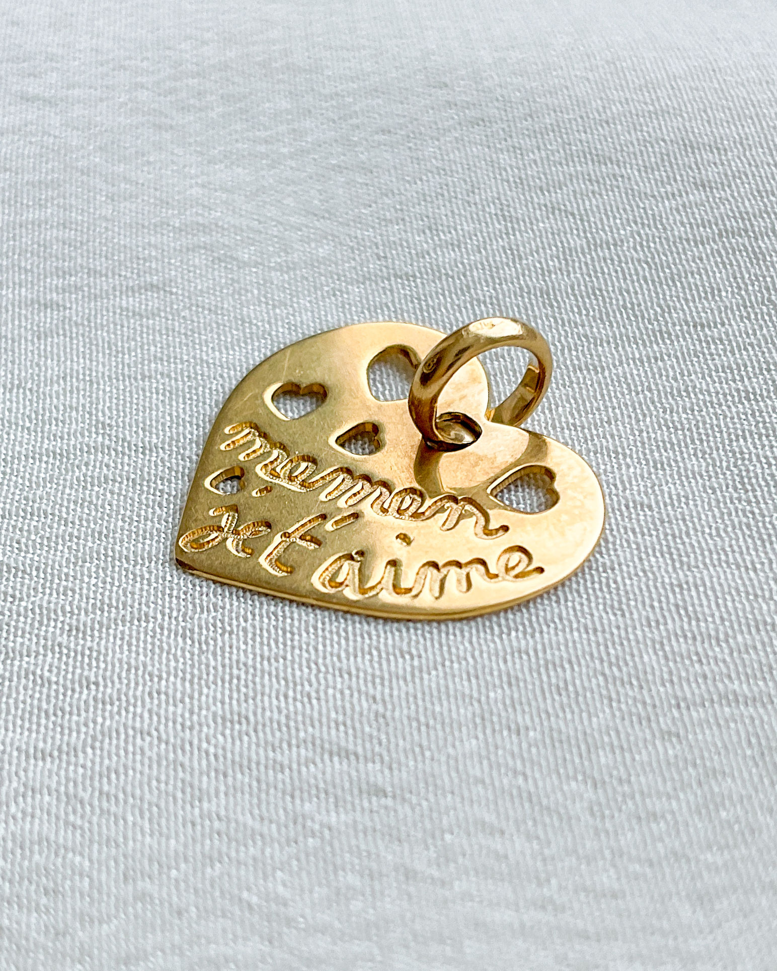 French, "Mom, I love you" heart charm, 18K