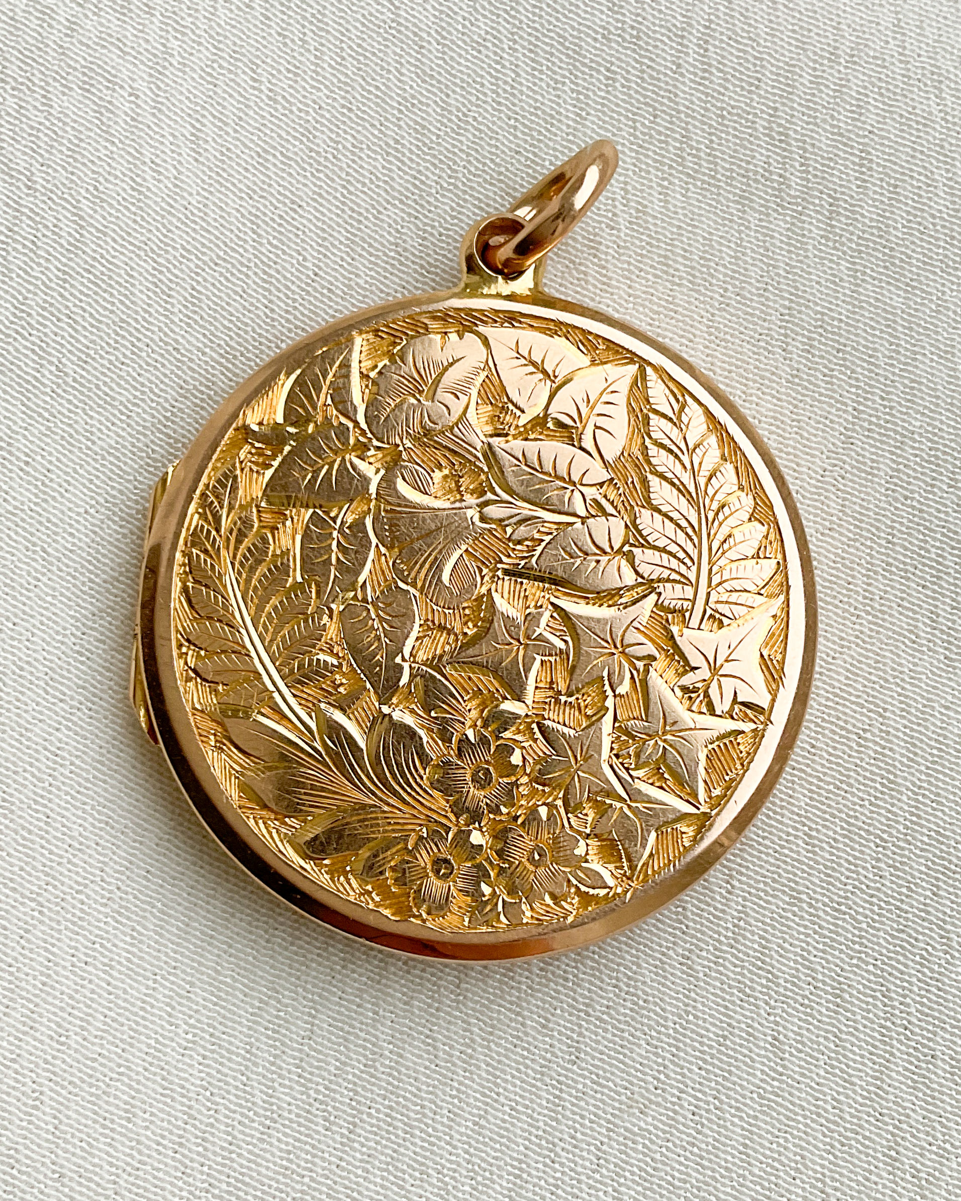 Victorian round locket with flower engravings, 15K
