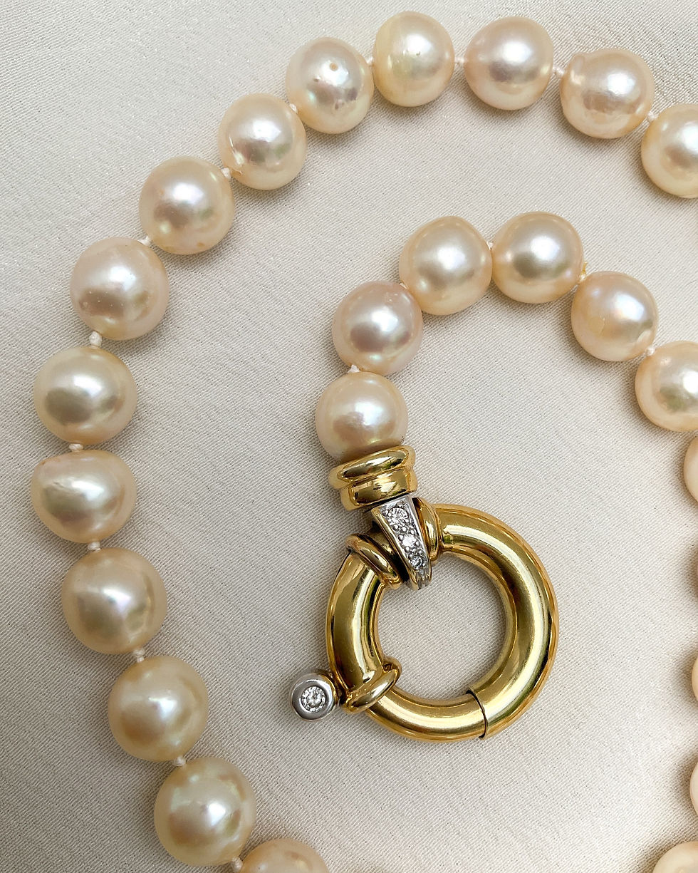 Thumbnail: Pearl necklace with huge bolt clasp, 14K