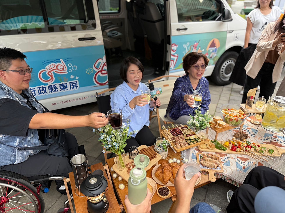屏縣府首創無障礙露營車「挑戰者號」,周縣長與身障者共同野餐