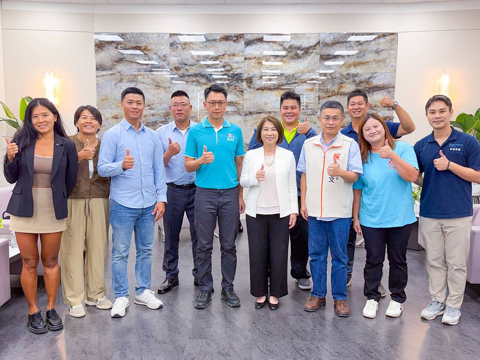 屏東8位青農獲第八屆百大青農殊榮 縣長周春米頒匾表揚祝賀