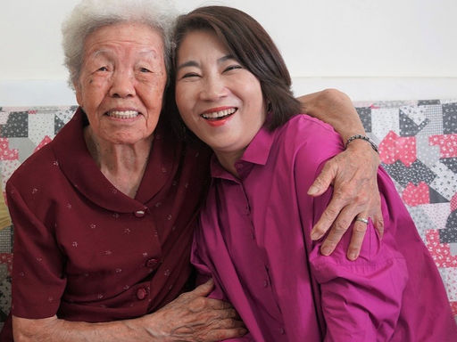 周春米訪百歲人瑞獻祝福  長壽之道「找健康不找煩惱」