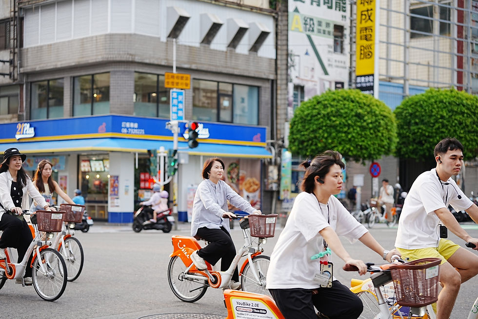 縣長周春米與青年朋友騎著ubike「跑咖」