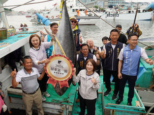 屏東第一鮪拍賣總價201萬4000元 為屏東黑鮪魚季揭開序幕