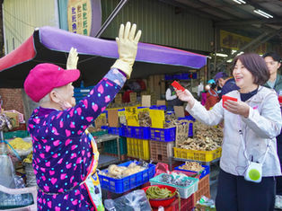 馬上快樂!周春米市場拜早年「瑞馬春騰」小紅包傳遞新春祝福 人潮湧現熱鬧滾滾