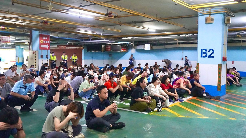 民眾迅速依指示進入避難空間