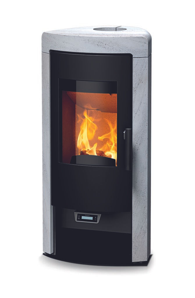 Thumbnail: poêle à bois avec habillage en pierre ollaire et flamme dans la chambre de combustion